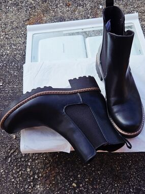 Universal Thread Black Chelsea Chukka Boots with Lug Sole